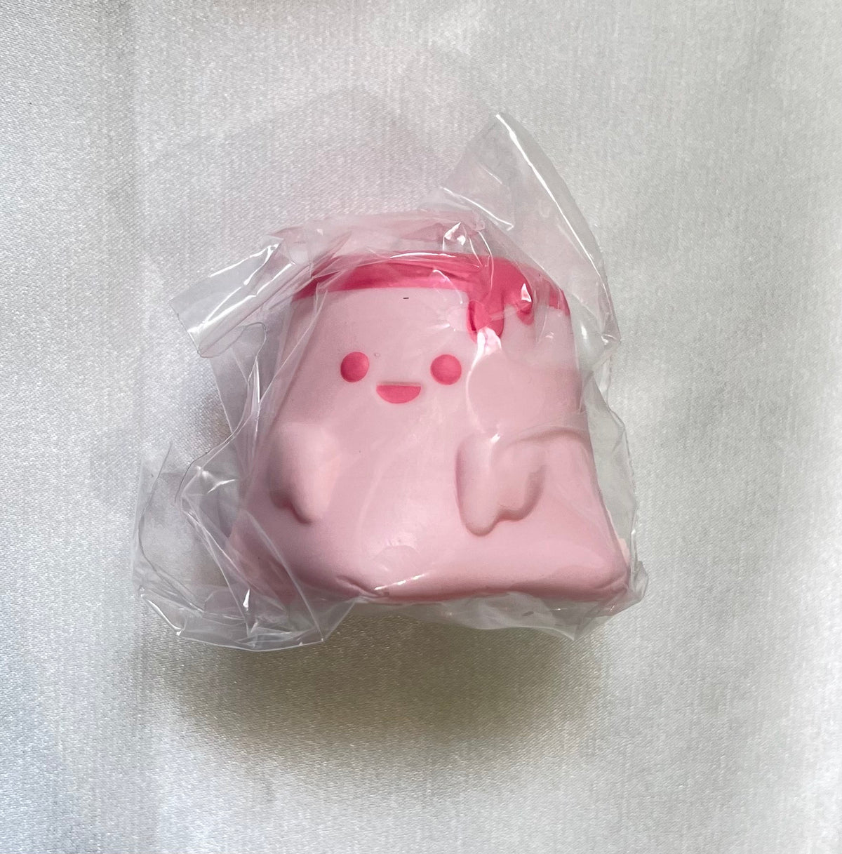 iBLOOM Strawberry Pudding Ghost strawberry scented squishy