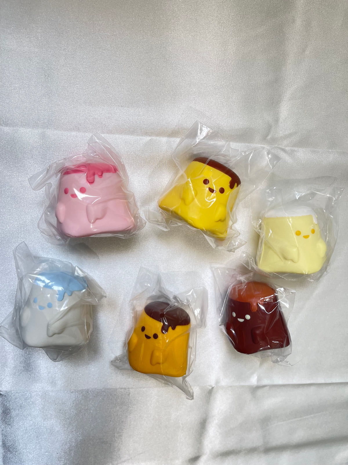iBLOOM Pudding Ghost scented mini squishies in multiple pudding styles